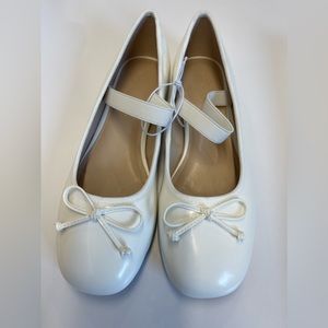 !!! Brand new !!! White leather ballet flats with elastic foot strap
